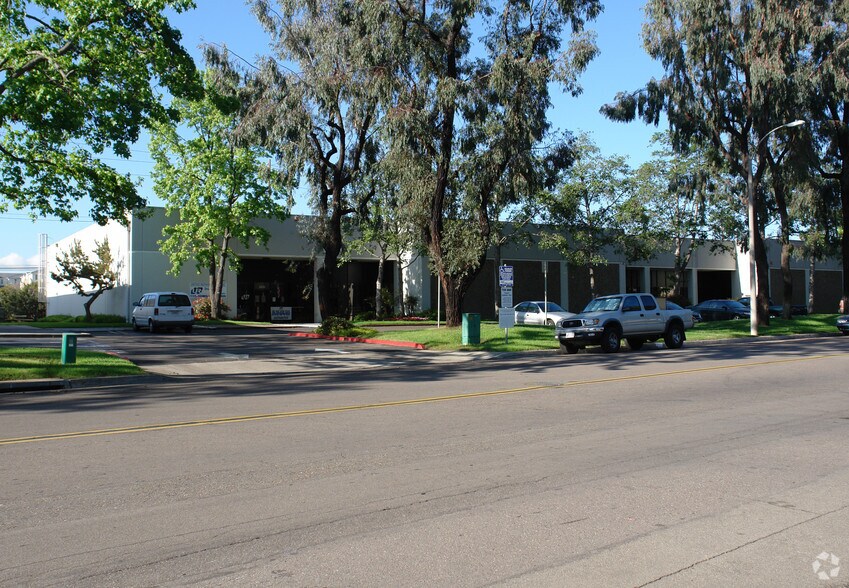 8829-8835 Complex Dr, San Diego, CA à louer - Photo de l’immeuble – Image 2 sur 3