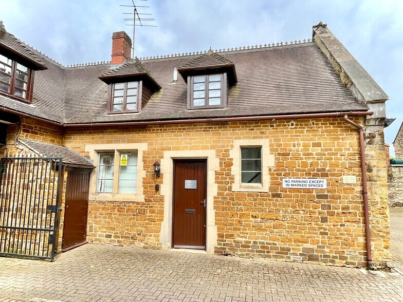 Unit 5 Watling Court, 84b Watling St East, Towcester à louer - Photo de l’immeuble – Image 3 sur 3