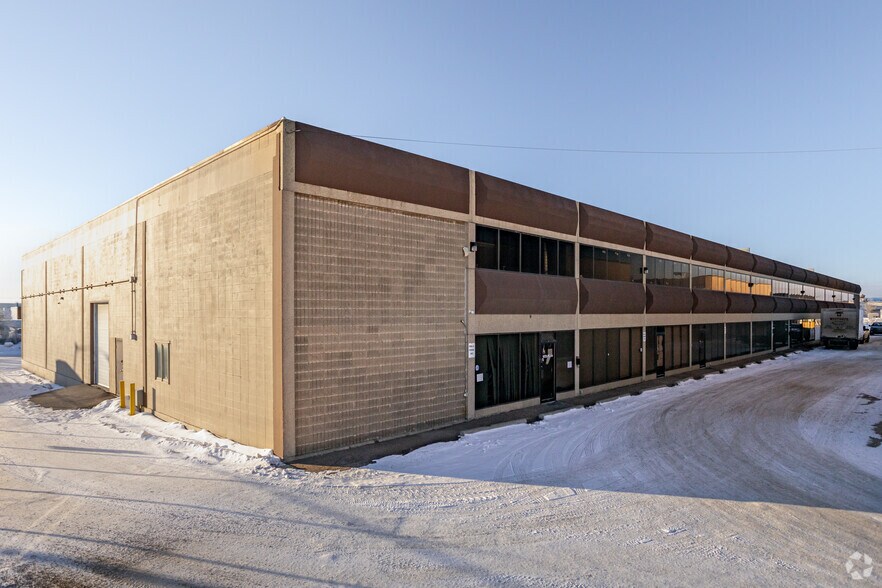 15723-15755 116 Av NW, Edmonton, AB à louer - Photo principale – Image 3 sur 3