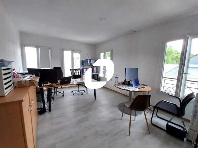 Bureau dans Élancourt à louer - Photo de l’immeuble – Image 3 sur 10