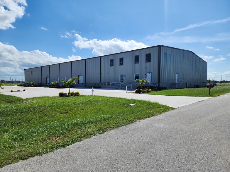 512 Commerce Ct, Clewiston, FL à louer - Photo de l’immeuble – Image 1 sur 11