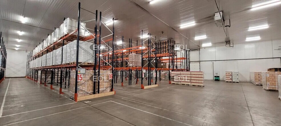 Industriel/Logistique dans à louer - Photo de l’immeuble – Image 2 sur 9