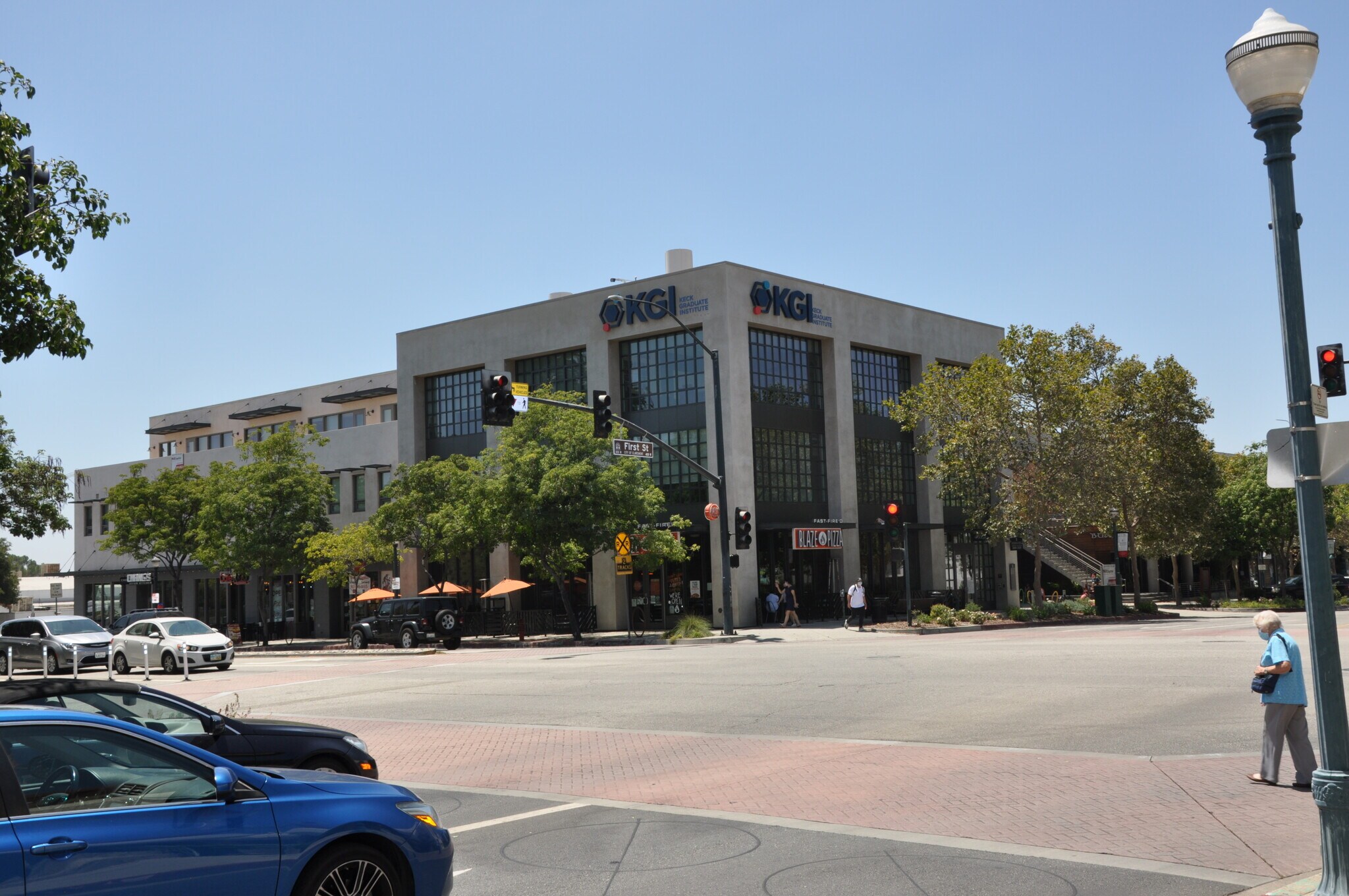 1 N Indian Hill Blvd, Claremont, CA à louer Photo de l’immeuble– Image 1 sur 2
