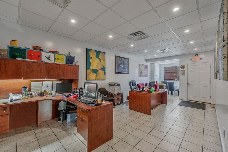 587 W Merrick Rd, Valley Stream, NY à vendre - Photo intérieure – Image 2 sur 13