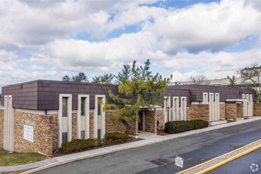 743 Northfield Ave, West Orange, NJ à louer - Photo de l’immeuble – Image 2 sur 3