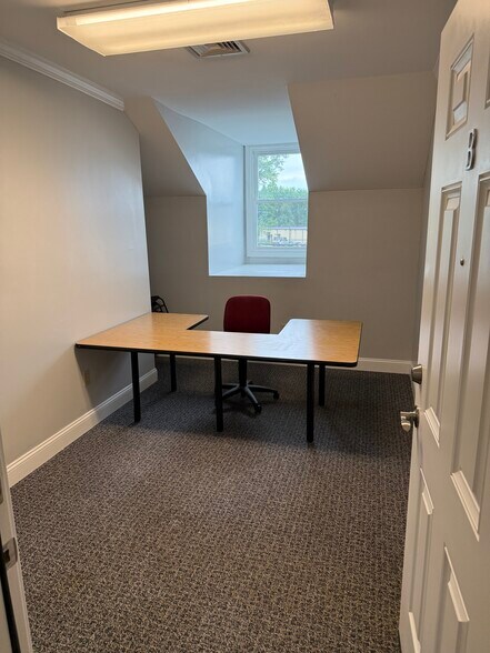 95-127 Fenn Rd, Newington, CT à louer - Photo de l’immeuble – Image 3 sur 5