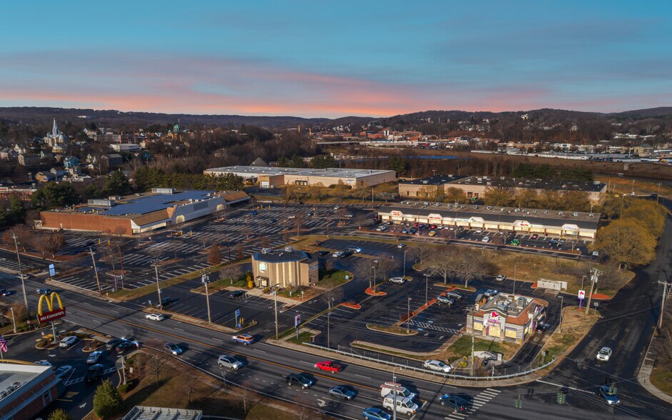 100 Division St, Ansonia, CT à vendre - Photo de l’immeuble – Image 2 sur 3