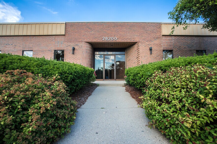28200 Orchard Lake Rd, Farmington Hills, MI à louer - Photo de l’immeuble – Image 3 sur 5