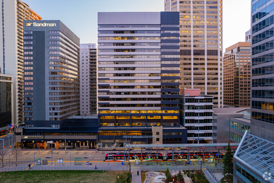 840 7th Ave SW, Calgary, AB à louer - Photo de l’immeuble – Image 1 sur 5