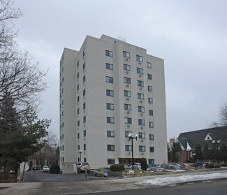 Plus de détails pour 51 Schuyler Ave, Stamford, CT - Logement à vendre