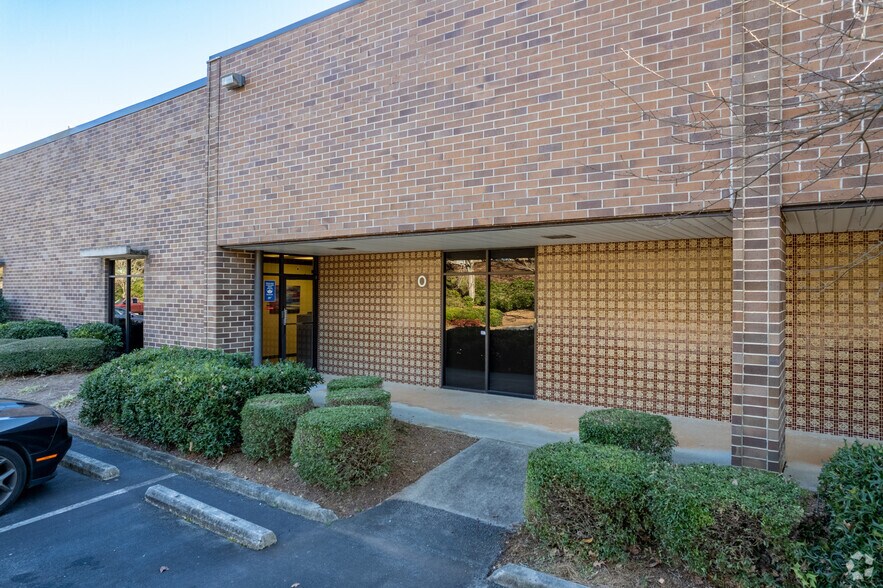 2177 Flintstone Dr, Tucker, GA à louer - Photo de l’immeuble – Image 3 sur 4