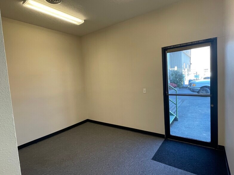 17885 82nd Dr, Gladstone, OR à louer - Hall d’entrée – Image 2 sur 12