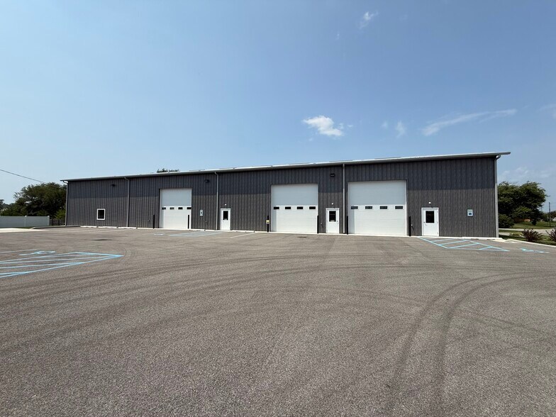 3914 Indianapolis Rd, Columbus, IN à louer - Photo de l’immeuble – Image 1 sur 18