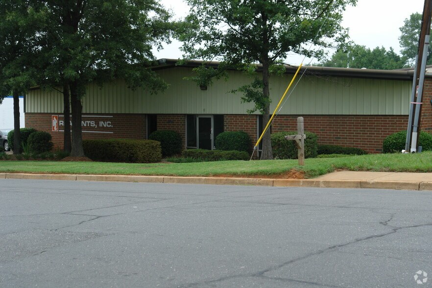 4710 Sweden Rd, Charlotte, NC à louer - Photo de l’immeuble – Image 3 sur 6