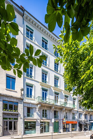 9 Place Des Célestins, Lyon à louer - Photo de l’immeuble – Image 2 sur 5