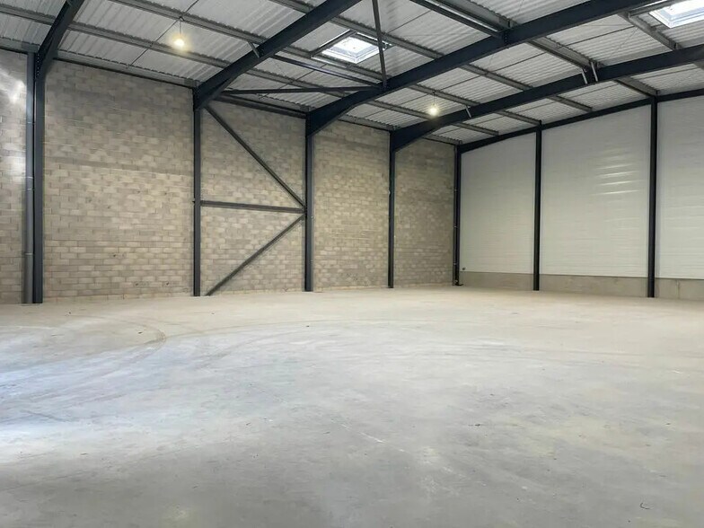 Local d’activités dans Signes à louer - Photo intérieure – Image 2 sur 9