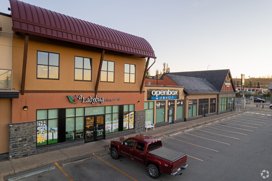 10 Aspen Stone Blvd SW, Calgary, AB à louer - Photo de l’immeuble – Image 3 sur 8