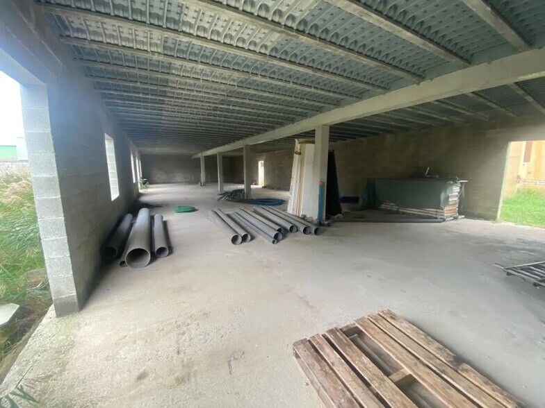 Local d'activités dans Saint-Mitre-les-Remparts à vendre - Photo intérieure – Image 1 sur 4