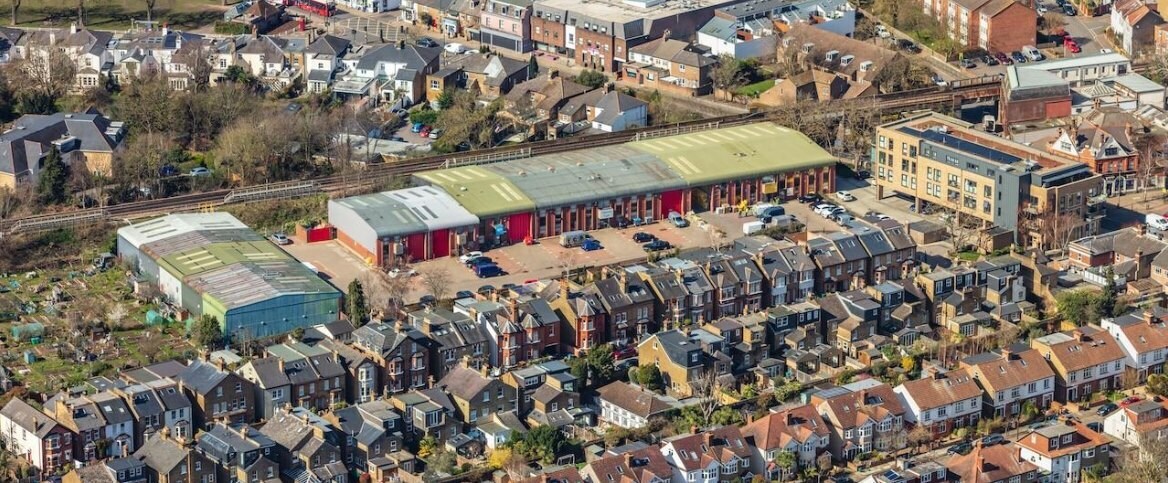 Heathlands Clos, Twickenham à louer Photo de l’immeuble– Image 1 sur 4