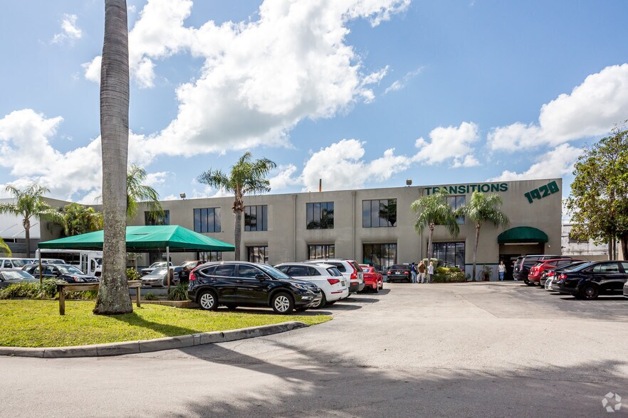 1928 NE 154th St, North Miami Beach, FL à louer - Photo de l’immeuble – Image 1 sur 21