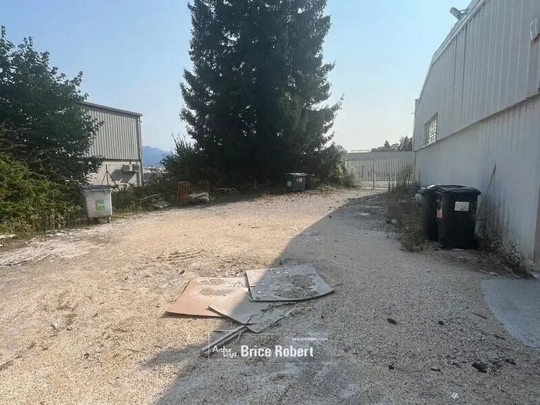 Local d’activités dans Voiron à louer - Photo de l’immeuble – Image 2 sur 4