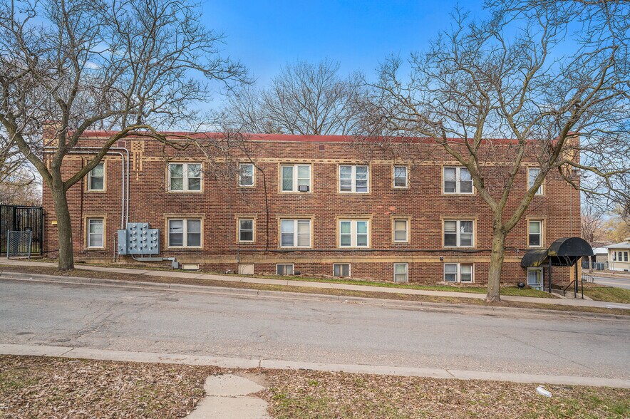 1001 Lowry Ave N, Minneapolis, MN à vendre - Photo de l’immeuble – Image 2 sur 40