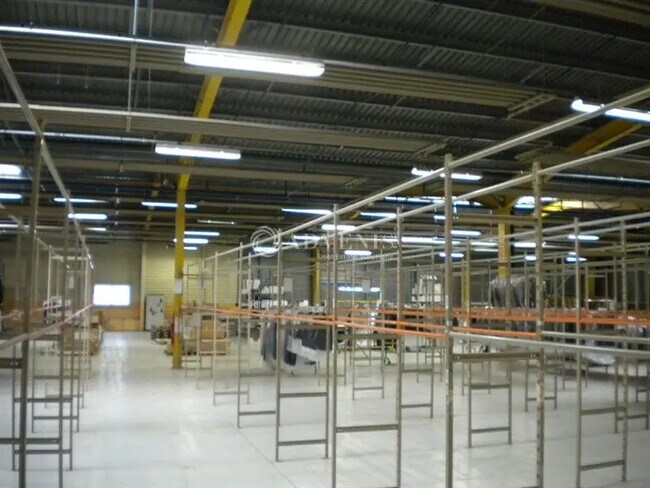 Plus de détails pour Local d'activités à louer