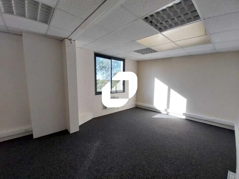 Local d’activités dans Rambouillet à louer - Photo de l’immeuble – Image 2 sur 8