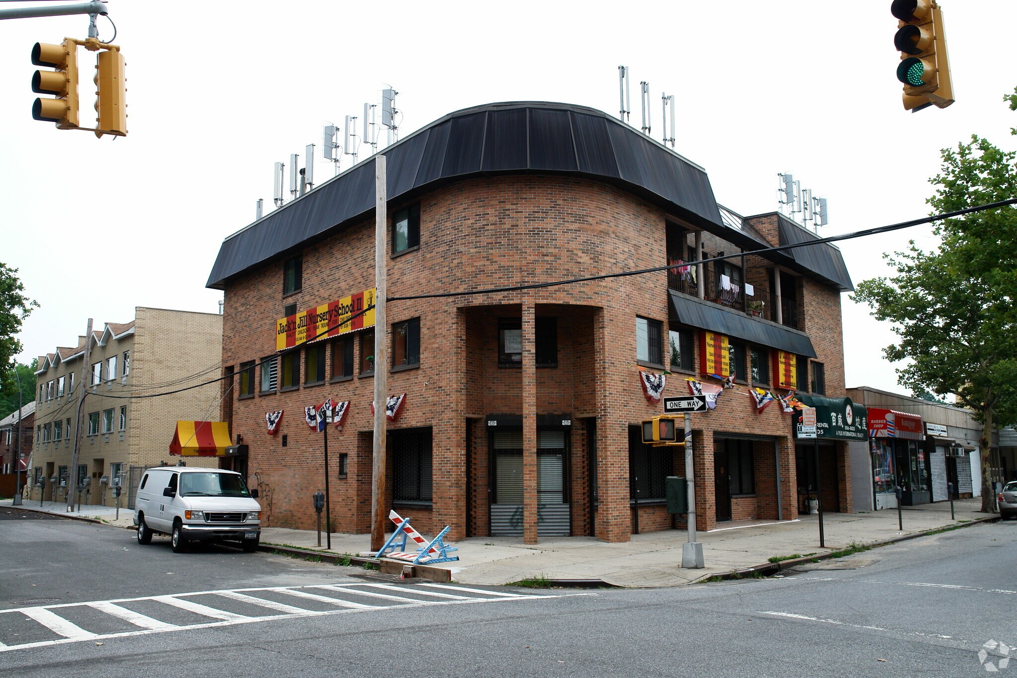 6805 Fresh Meadow Ln, Fresh Meadows, NY à louer Photo principale– Image 1 sur 2