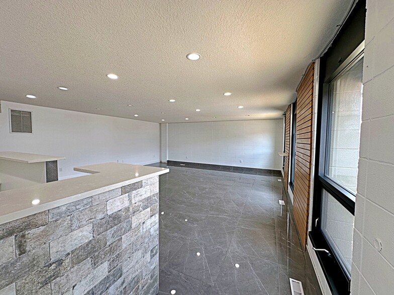 8127 Fraser Av, Fort McMurray, AB à louer - Photo intérieure – Image 3 sur 40