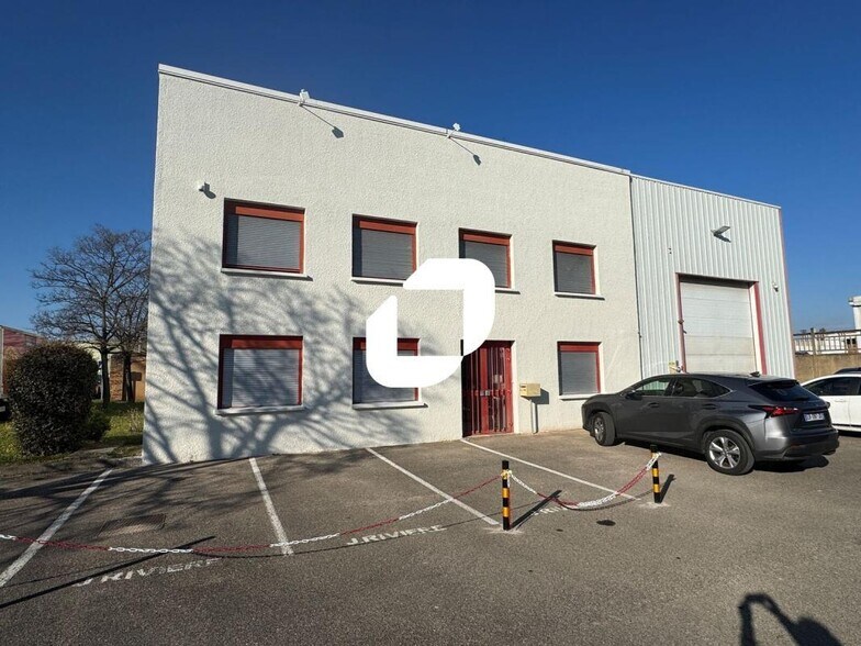 Local d’activités dans Vénissieux à louer - Photo de l’immeuble – Image 1 sur 13
