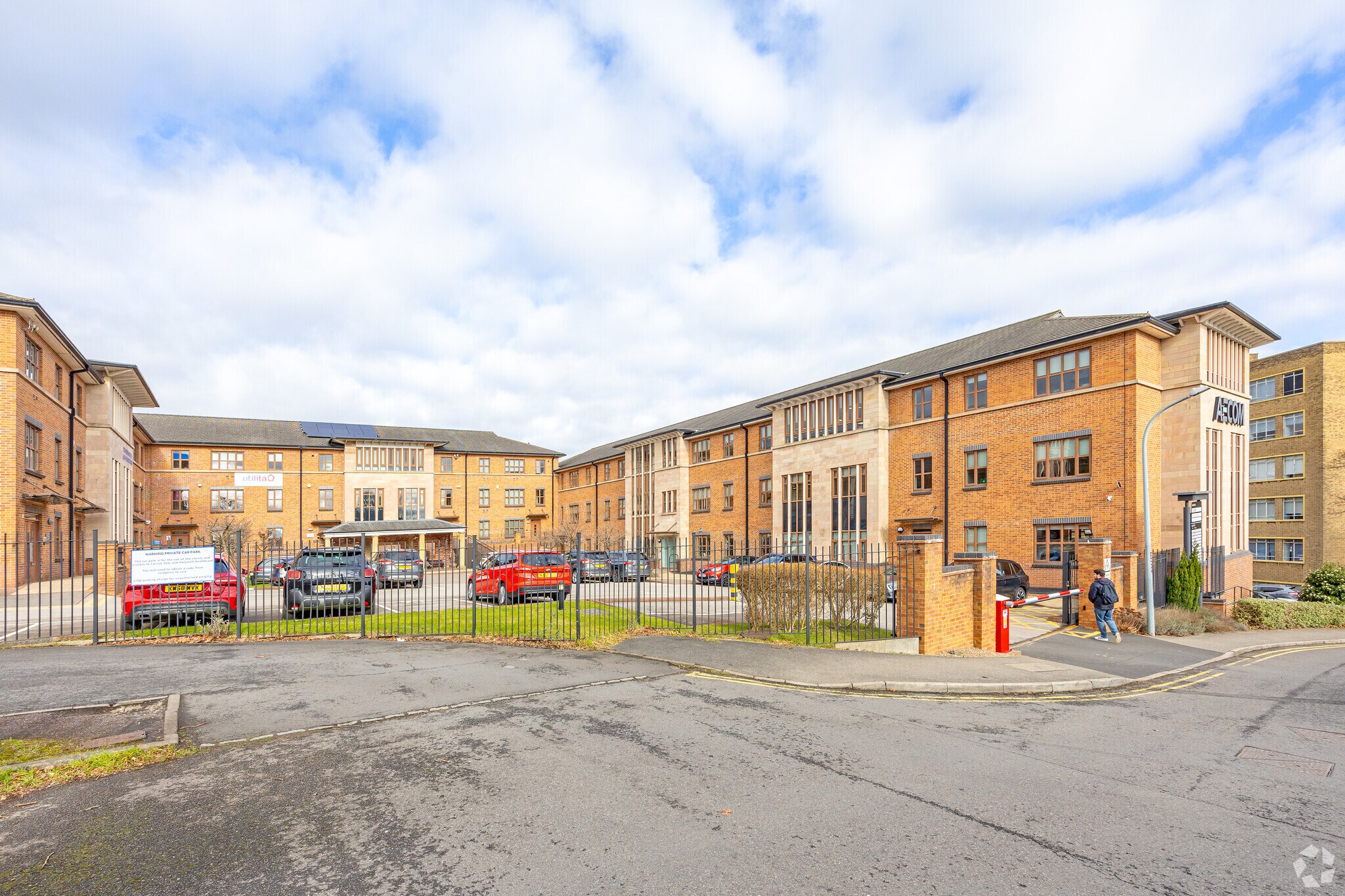 Basil Clos, Chesterfield à louer Photo principale– Image 1 sur 4