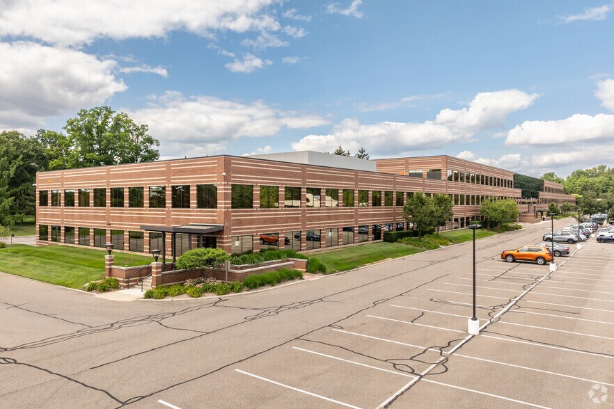 31440 Northwestern Hwy, Farmington Hills, MI à louer - Photo principale – Image 1 sur 17