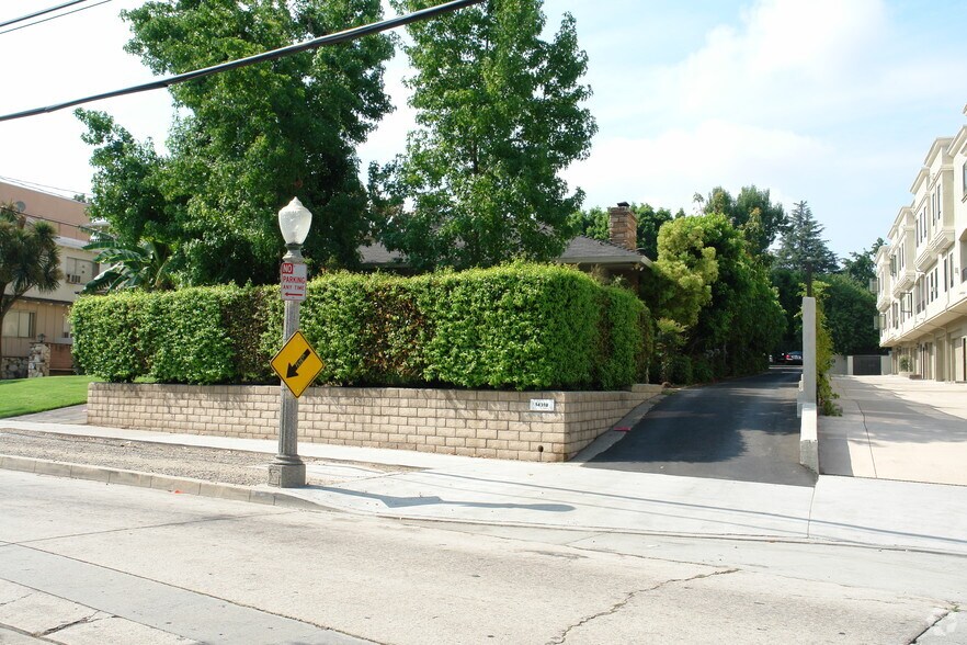 14318 Dickens St, Sherman Oaks, CA à vendre - Photo de l’immeuble – Image 2 sur 11