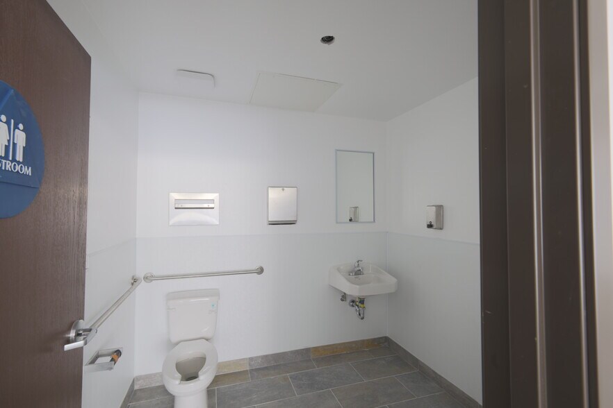 1700 E Thompson Blvd, Ventura, CA à louer - Photo de l’immeuble – Image 2 sur 8