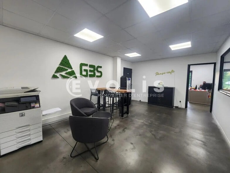 Local d'activités dans Beauvoir-de-Marc à vendre - Photo de l’immeuble – Image 3 sur 19