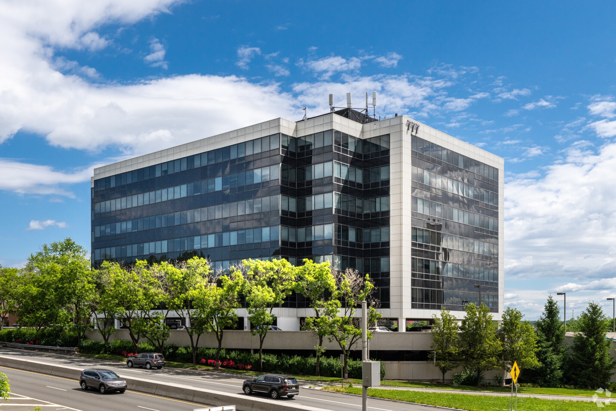 777 Terrace Ave, Hasbrouck Heights, NJ à louer Photo principale– Image 1 sur 22