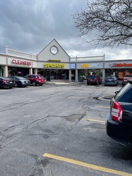 2112 W Galena Blvd, Aurora, IL à louer - Photo de l’immeuble – Image 1 sur 1