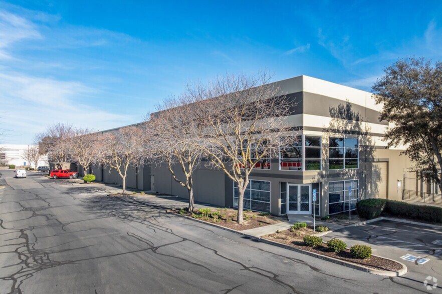 1660 Tide Ct, Woodland, CA à louer - Photo principale – Image 1 sur 11