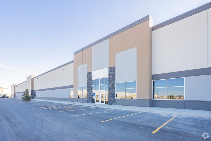 300 Aero Link NE, Calgary, AB à louer - Photo principale – Image 1 sur 4