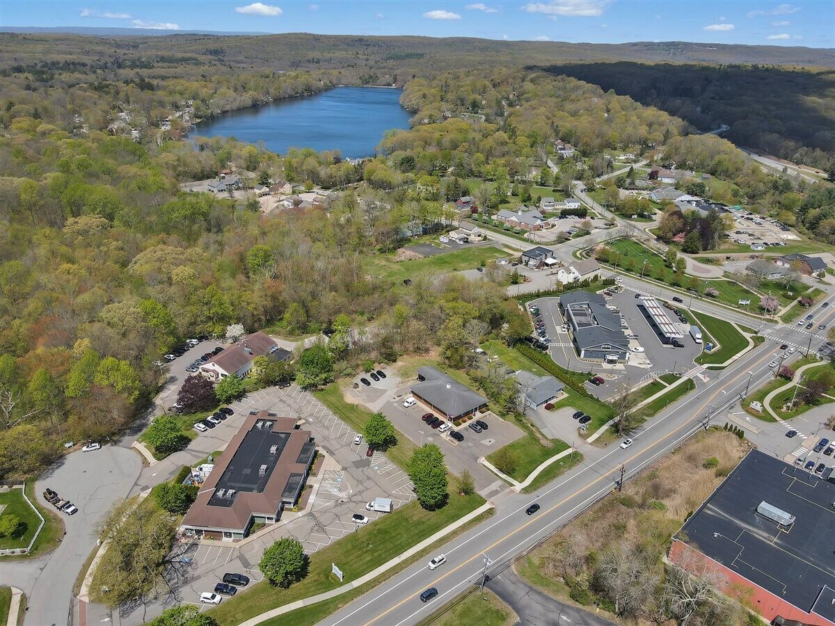 8 Independence Dr, Marlborough, CT 06447 - Lot B - - Photo intérieure - Image 1 of 23