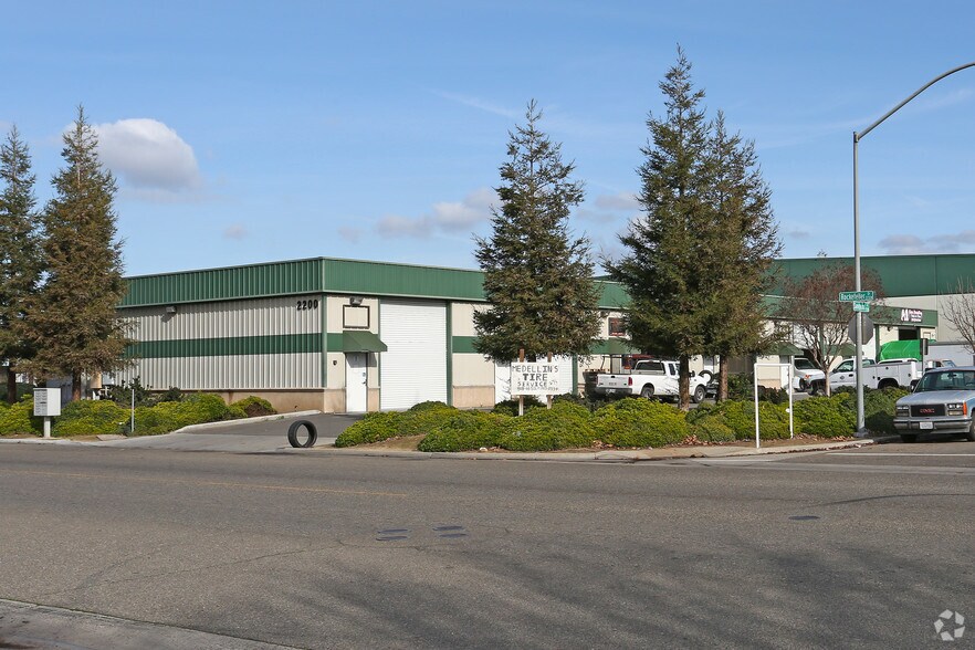 2200 Rockefeller Dr, Ceres, CA à louer - Photo principale – Image 1 sur 9