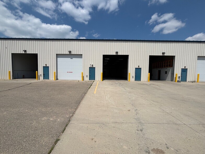 111 NE 45th Ave, Minot, ND à louer - Photo de l’immeuble – Image 1 sur 26