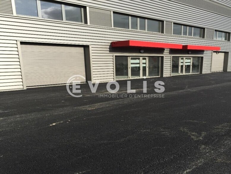 Local d’activités dans Villeneuve-la-Garenne à louer - Photo de l’immeuble – Image 2 sur 12