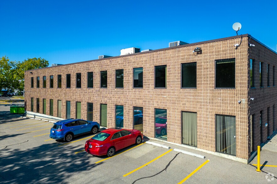 1338 36th Ave NE, Calgary, AB à louer - Photo de l’immeuble – Image 1 sur 10