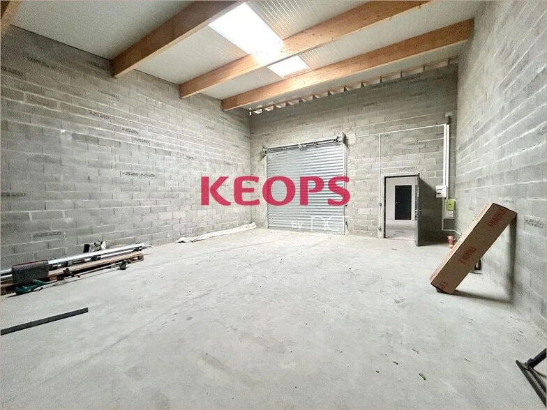 Local d'activités dans Pechbonnieu à vendre - Photo de l’immeuble – Image 3 sur 5
