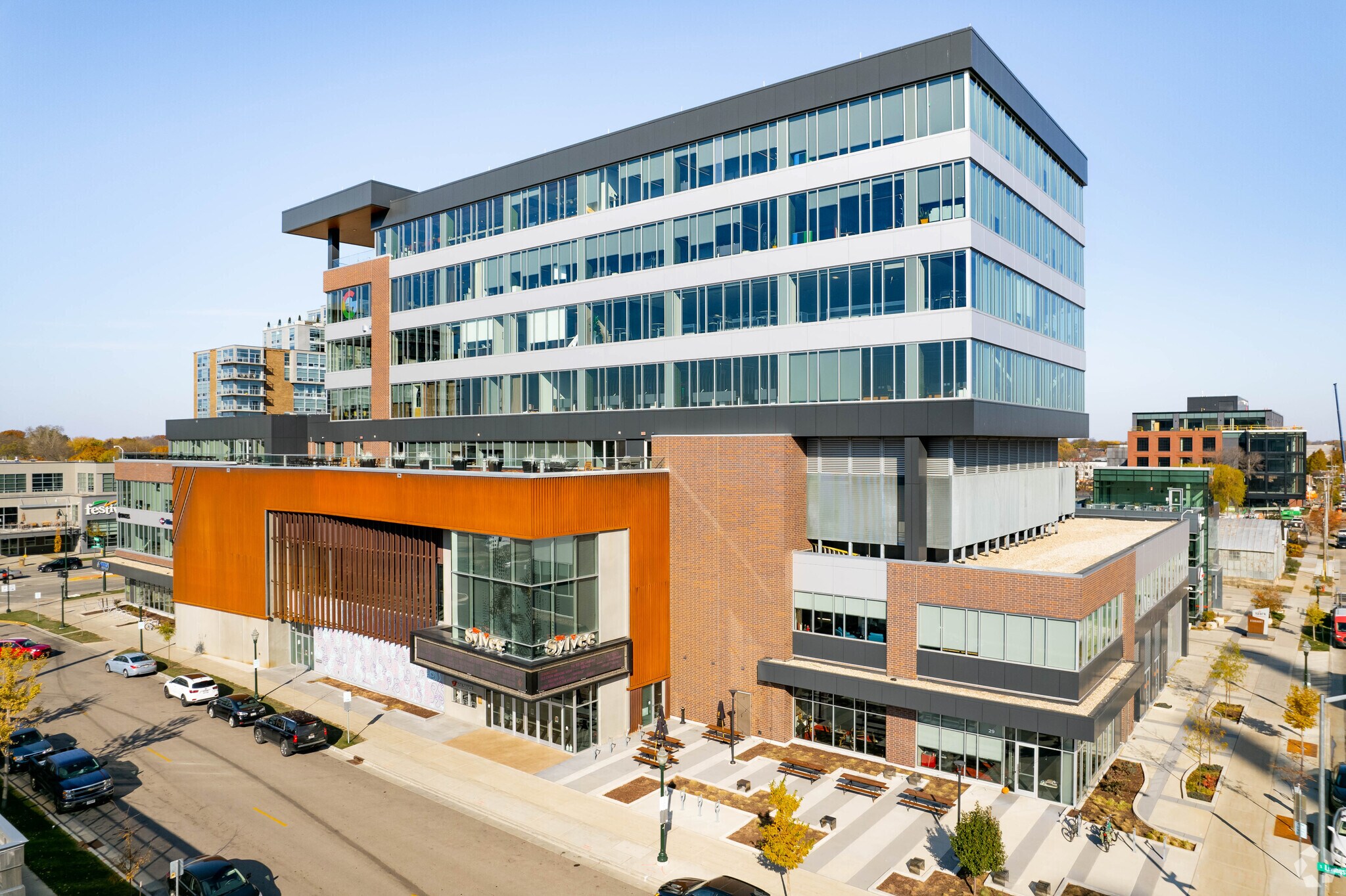 811 E Washington Ave, Madison, WI à louer Photo de l’immeuble– Image 1 sur 18