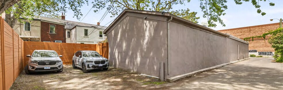 121 Logan Av, Toronto, ON à vendre - Photo de l’immeuble – Image 3 sur 17
