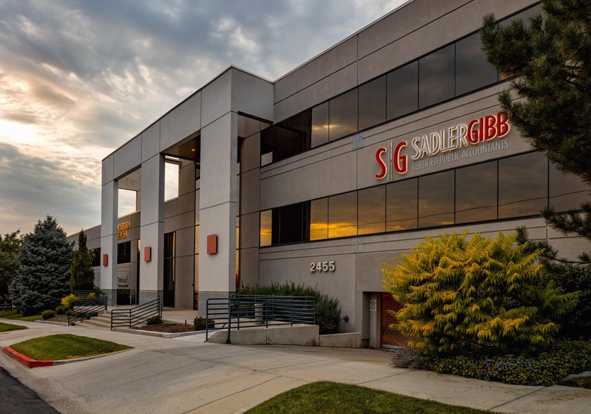 2455 E Parleys Way, Salt Lake City, UT à louer - Photo de l’immeuble – Image 1 sur 4