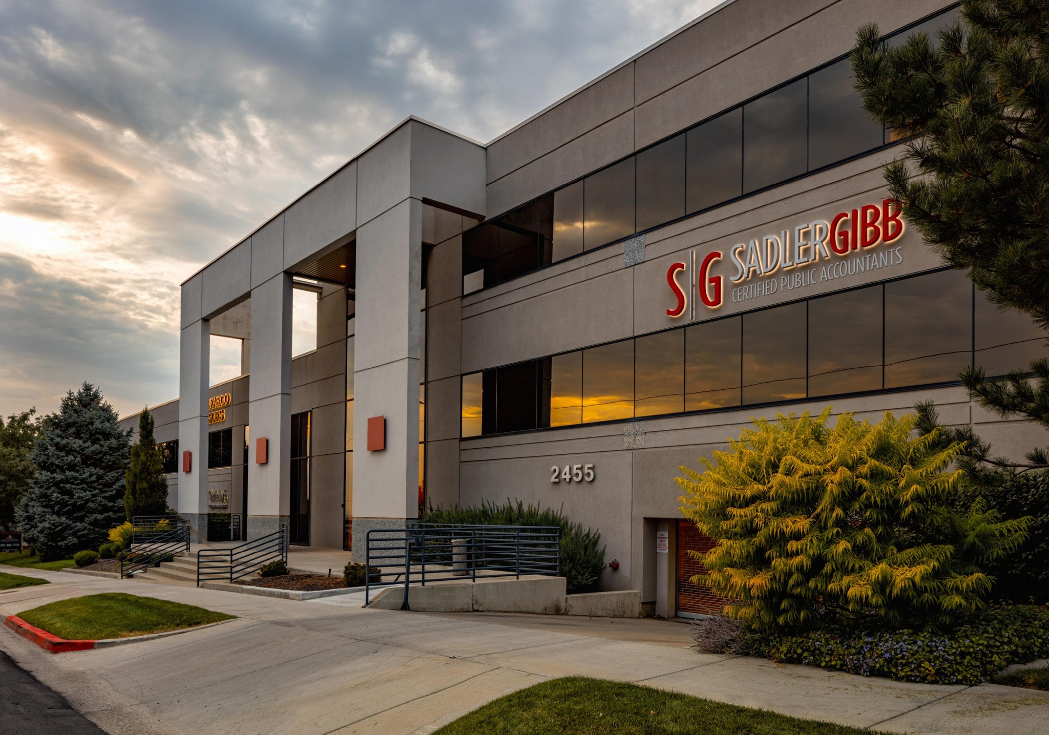 2455 E Parleys Way, Salt Lake City, UT à louer Photo de l’immeuble– Image 1 sur 5